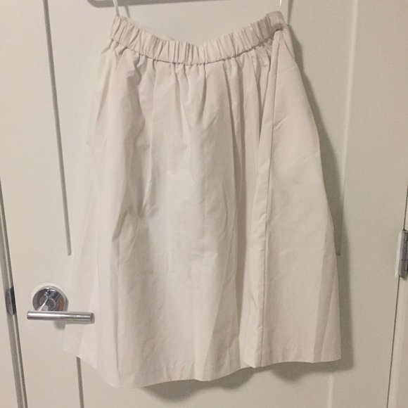 White skirt - Picture 1 of 1